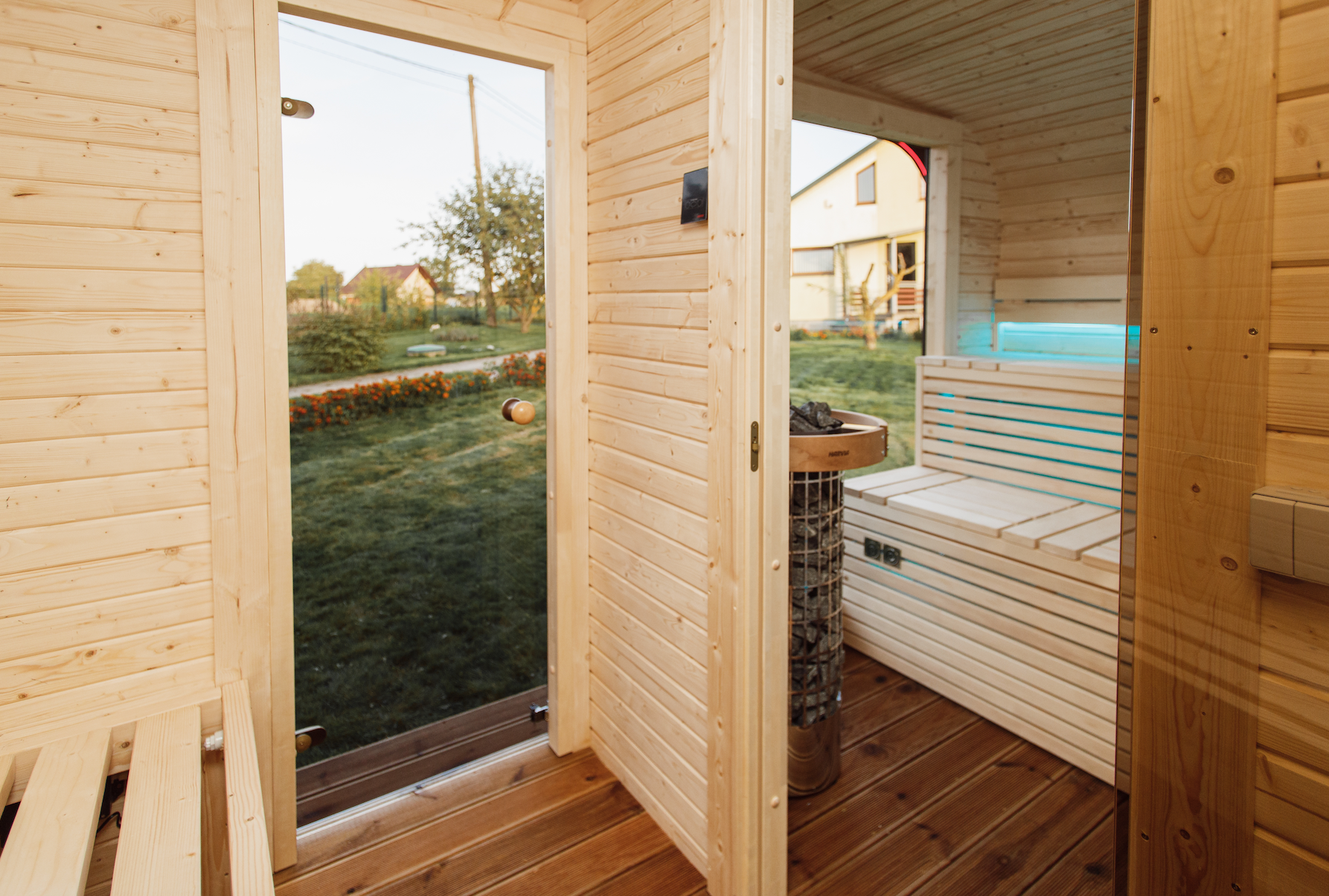 Halo Saunas Sanctuary Traditional Outdoor 6 to 8 Person Sauna - Nuovo Luxury